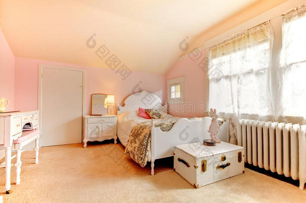 粉色卧室，带白色床和床头柜