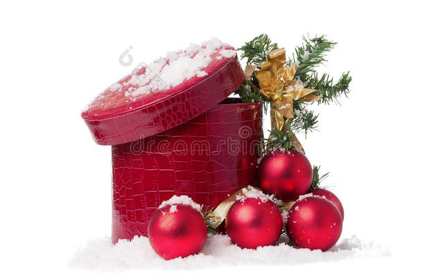 雪地上的红色盒子和装饰品
