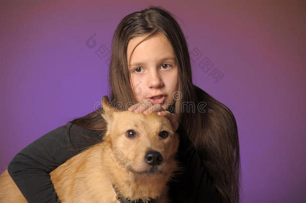带狗的少女肖像