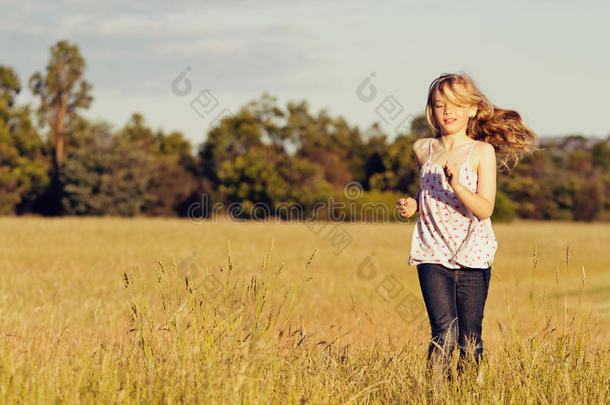 在草地上奔跑的女孩，自由