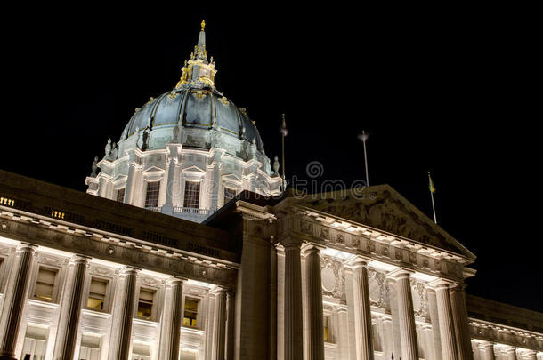 夜间旧金山市政大厅