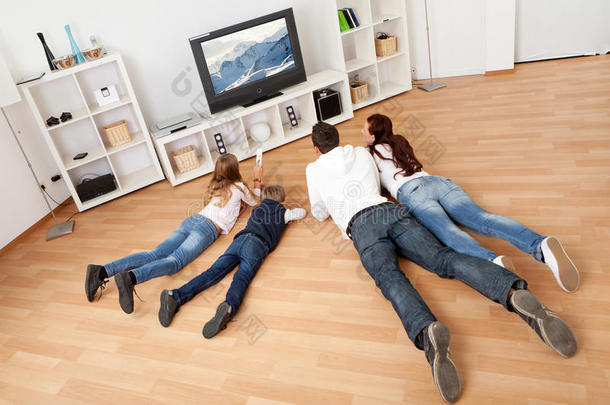 在家看电视的年轻家庭