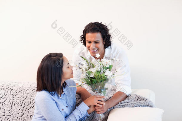 给女友送花的男人