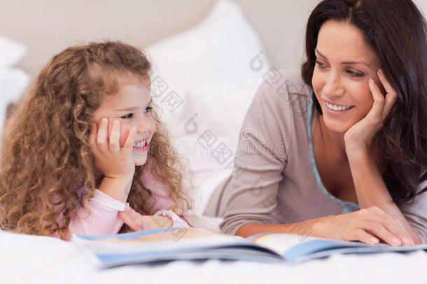 母亲给女儿读睡前故事