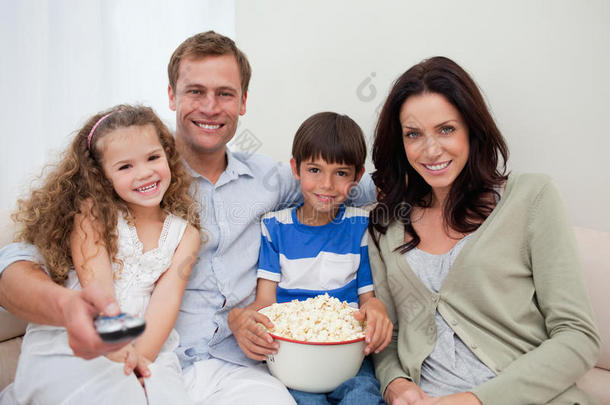 一家人一起看电影