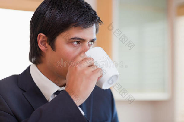 一个商人喝茶的特写镜头
