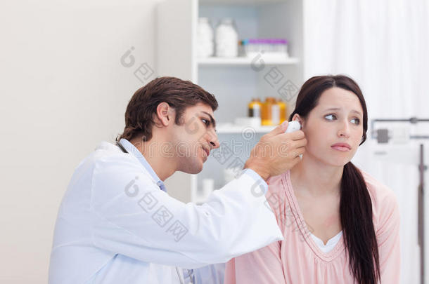 男医生检查病人的耳朵