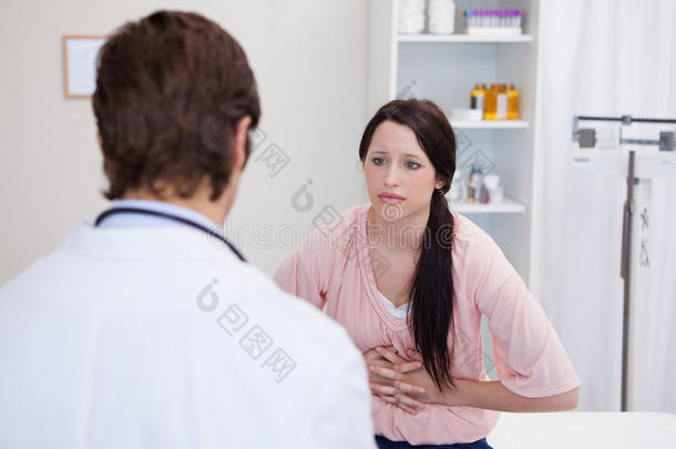 医生和病人谈话