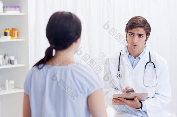 医生与病人交谈