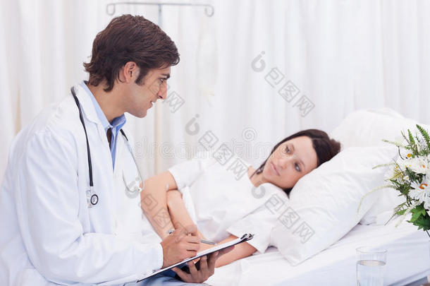 医生和刚醒来的病人谈话