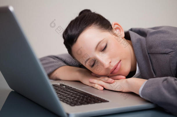 在笔记本电脑上小睡的女商人