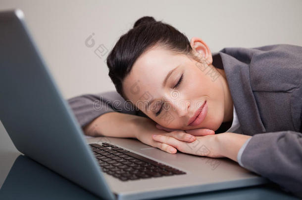 女商人在笔记本电脑上小睡片刻