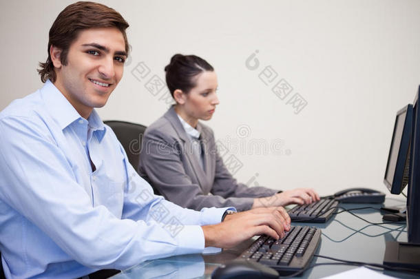 业务团队在其计算机上的侧视图