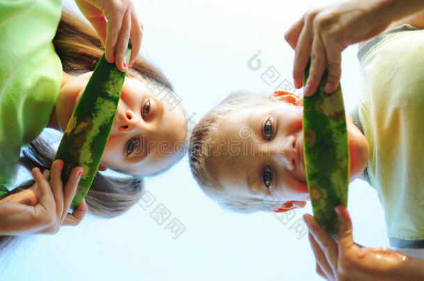 少男少女吃西瓜