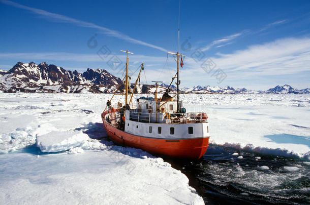 格陵兰岛的浮冰船