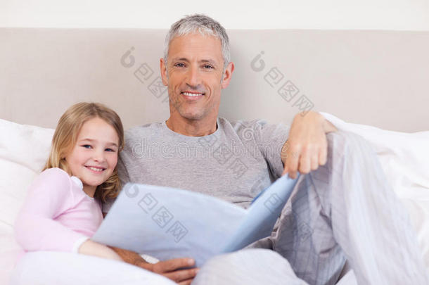 微笑的父亲给女儿读故事