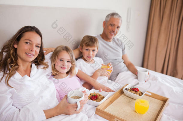 一家人在卧室里吃早餐