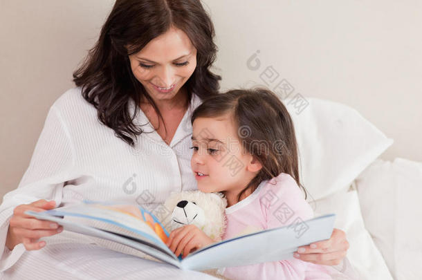 母亲给女儿读故事