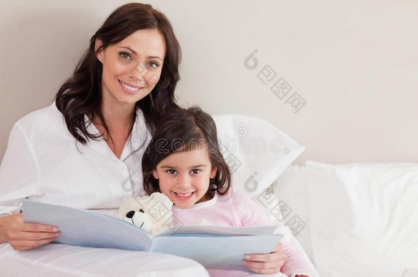 快乐的母亲给女儿读故事