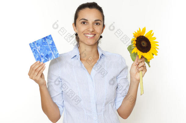 太阳花和太阳能电池的女人