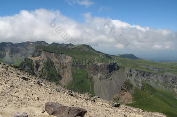 靠近云层