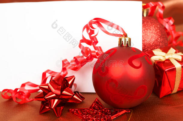 红色圣诞装饰品和贺卡