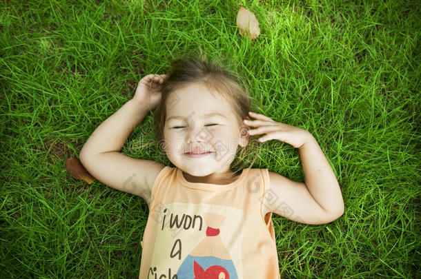 微笑的婴儿躺在草地上