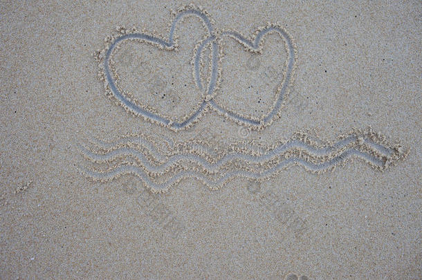 海滩上的双心形