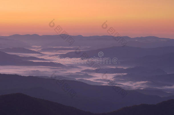 日出和层峦叠嶂