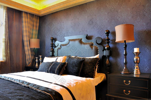 高贵风格的深蓝色卧室装饰