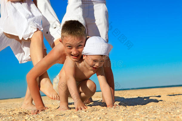 一家人在海边玩得开心
