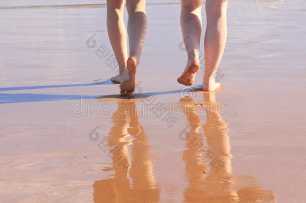 沙滩漫步光脚两女人夏日清爽