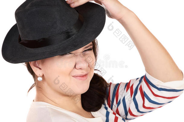 戴帽子的打人女孩不满意地使鼻子起皱纹