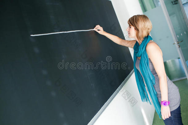 大学生在黑板上写字