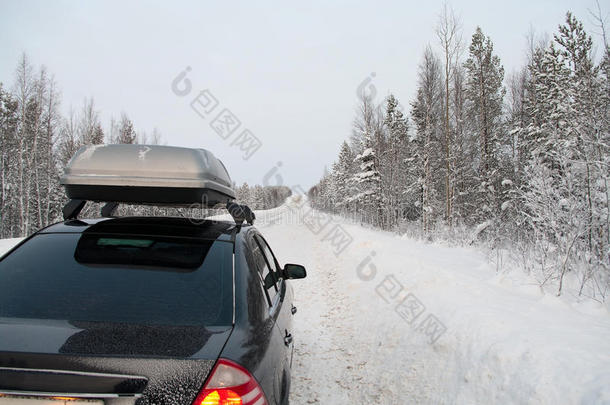 冬天雪路的汽车旅行