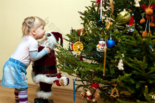 少女与圣诞树