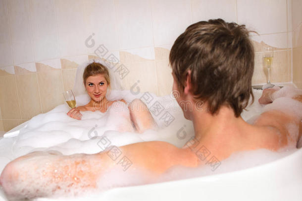 夫妻俩正在洗澡