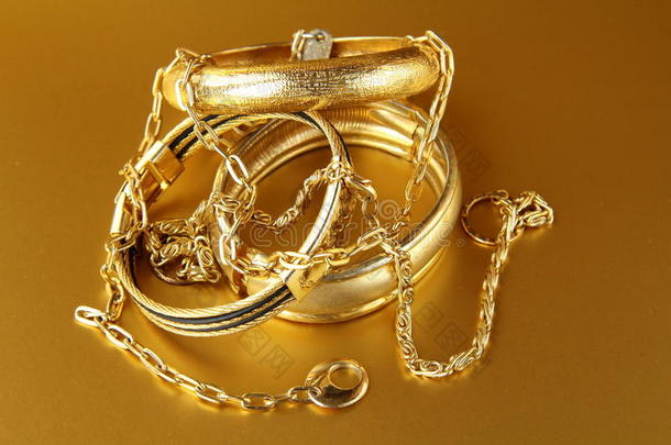 黄金首饰、手镯和项链