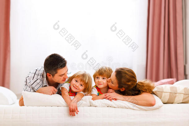 爸爸妈妈和女儿在床上的<strong>全家福</strong>