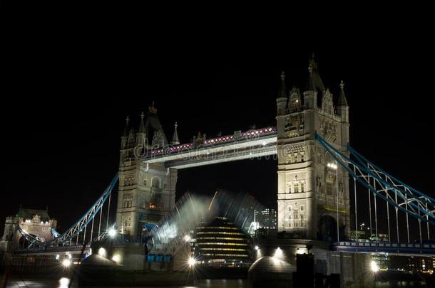 塔桥夜间开放，英国伦敦