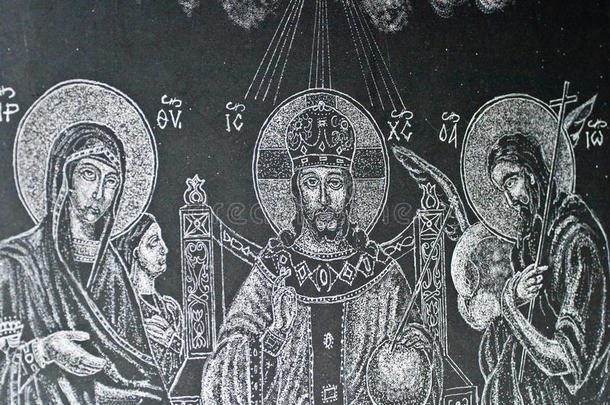 耶稣和圣徒在黑色大理石斜坡上雕刻