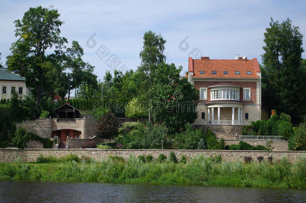 河岸上的房子