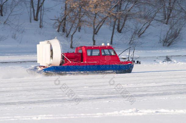 救援服务<strong>雪地</strong>摩托在<strong>雪地</strong>上快速行驶