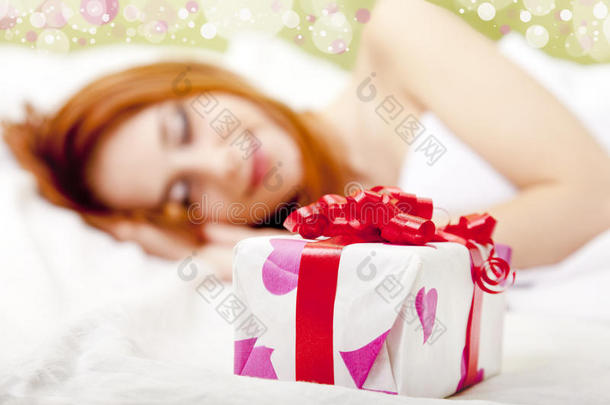 红发女孩带着礼物躺在床上