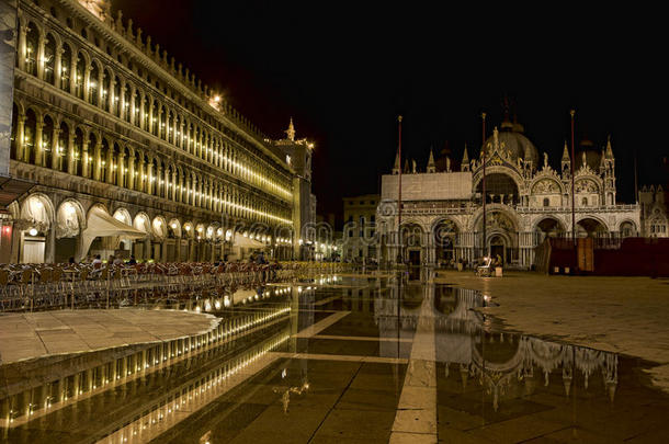 威尼斯<strong>圣马可广场</strong>被夜间洪水淹没