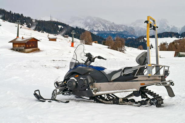冬季阿尔卑斯山上的雪地车