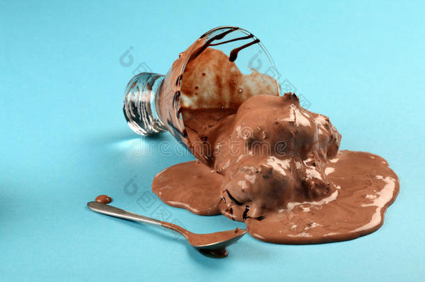 巧克力冰淇淋洒了