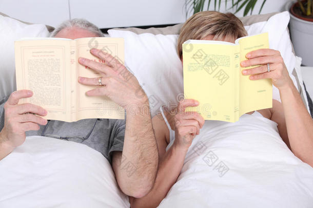 夫妻俩一起在床上看书