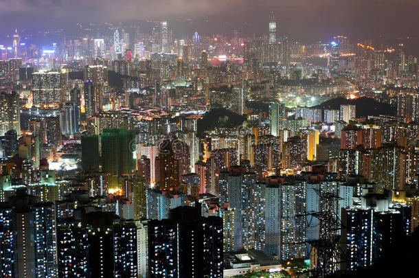 香港市区夜间有许多建筑物