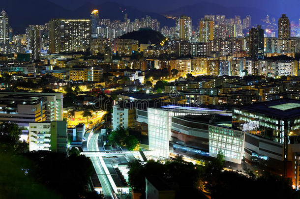 香港市区夜间有许多建筑物